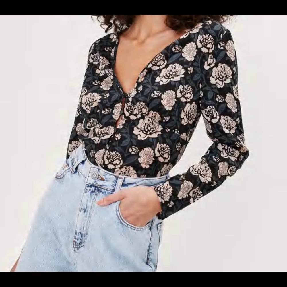 Nasty Gal Floral V-Neck Button Up Blouse NWT Size 4